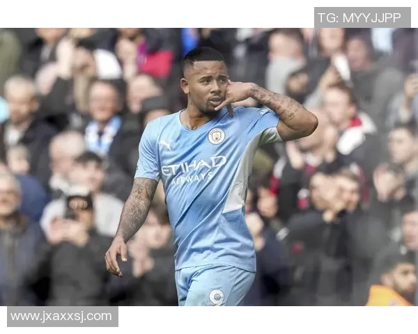 曼城足球球星一天的日常：训练、休息与赛场背后的点滴生活揭秘